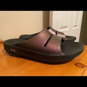 Oofos Ooahh slide sandal - Cabernet - size 10